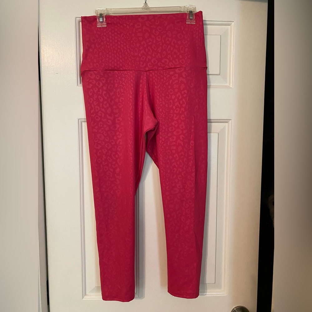 Emily Hsu cherry Embossed Leopard 7/8 legging. Size L NEW w/o tags